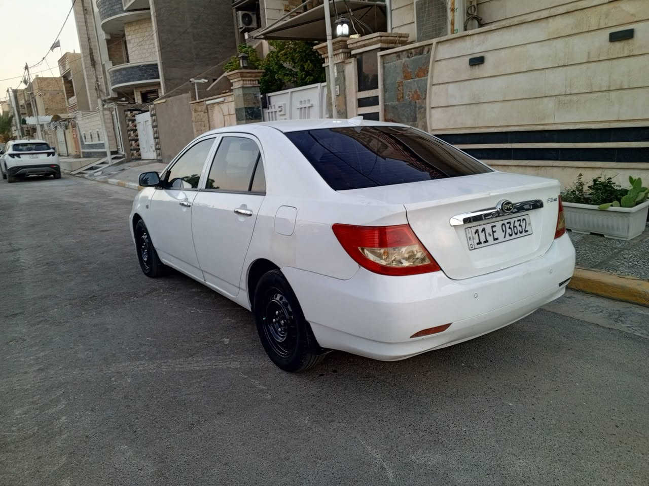 السلام عليكم بي وايدي اف اثري موديل 2013فول اوتوماتيك سياره بدون صبغ كير محرك تبريد ثلج تخم تاير رقم بغداد دولي تحويل ثاني يوم مكان بغداد الكرخ السعر 60 وبيه مجال حك الجيه والشراي يتصل ***********
