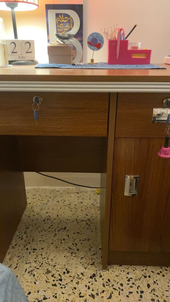ميز دراسه سعر الشراء 650 
اريده بـ 300 الف  نضيف وجديد ماصارله هواي من مشتريته 
للتواصل ***********
