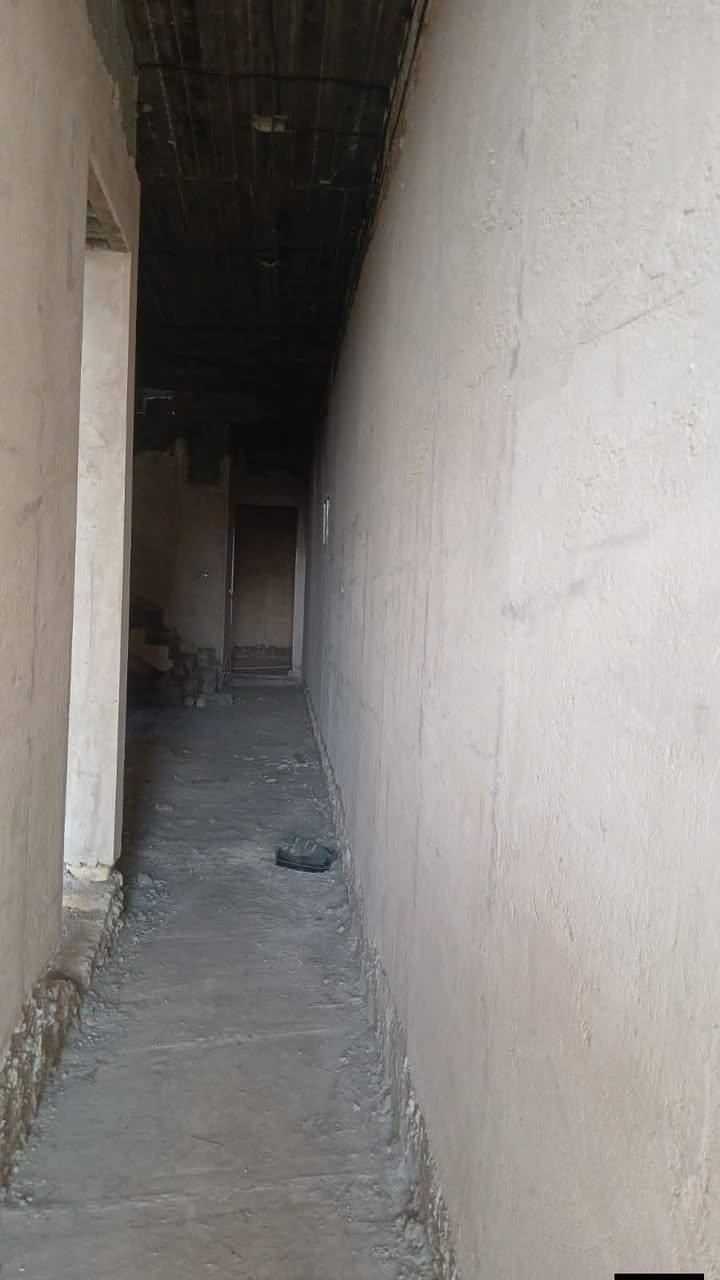 🏠 هيكل للبيع في الجولان الثانيه قرب الحولي يبعد عن الشارع العام حوالي 100 متر 
♦️ الشارع 10 م و يقع على شارع مدرسه التوفيق من جهه سكه القطار [ على الوجه مباشره ]
♦️ مساحه الهيكل 160 م [ الوجه 5 والنزال 32 م ] يتكون البيت من طابقين الطابق الاول طابوق و الدواخل بلوك والطابق الثاني بلوك 
♦️ يحتوي البيت على 3 غرف نوم و استقبال و صاله الطابق الاول كبيره و تحتوي على مطبخ حار مؤسس و كامل و صاله كبيره في الطابق الثاني 
♦️  يحتوي على حمامات عدد 2 و صحيات خارجيه و مناور عدد 2 و الخزان البيت السبتتنك كامل و مقسوم الى نصفين 
♦️ البيت كامل كهرباء و ماء و مجاري و نصف البيت 🏠  مشمع بل جص علما ان مجاري البيت خطين 
♦️ الهيكل كامل لشبكات تقطير السبالت و شبكه الانترنت و بواري الكامرات مع تثبيت بورد ال D.V.R الخاص بل كامرات و كل غرفه تثبيت بوري الستلايت للبلازما 
مع تثبيت سيركت الداخلي و بورد الكهرباء و بورد الماطور 
البيت مسحوب له ماء و كهرباء 
♦️ علما ان اساس البيت مقطع نصف اساس شريطي  و نصف رفت صب كامله 
السعر 42 مليون و قابل للتفاوض مع صاحب العقار 
للاسفسار الاتصال 
***********
***********
او مراسله الصفحه

