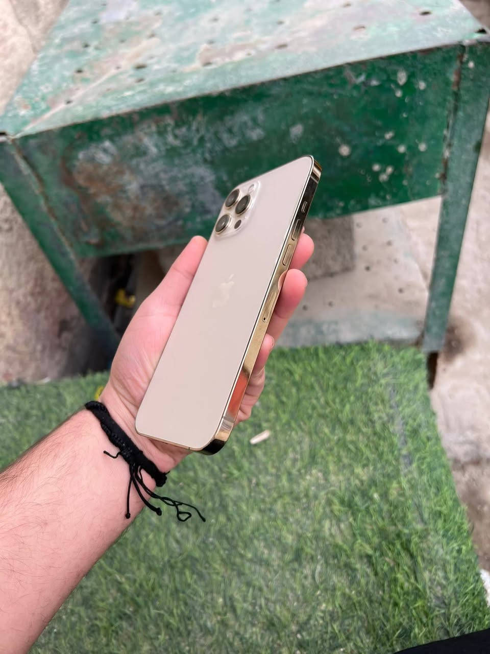 للبيع ايفون 12 Pro Max
*الذاكرة*: 256GB
*اللون*: ذهبي
*البطارية*: 57% نازلة بس شحنتها زينة وماتخربط
*الشاشة*: مستبدلة 3 خيارات - الوان ولمس مكفول
*الكامرات*: مستبدلة بس كلهن يشتغلن
*الشغال*: اتصال ✅ سيم كارت ✅ فيس ايدي ✅
*الحالة*: بدون عطل او مشكلة. تجي تفحص على راحتك
*السعر*: 250 ألف وبي مجال بسيط
*المكان*: بغداد - مدينة الصدر. توصيل ماكو
*للتواصل*: *********** واتساب متواجد
