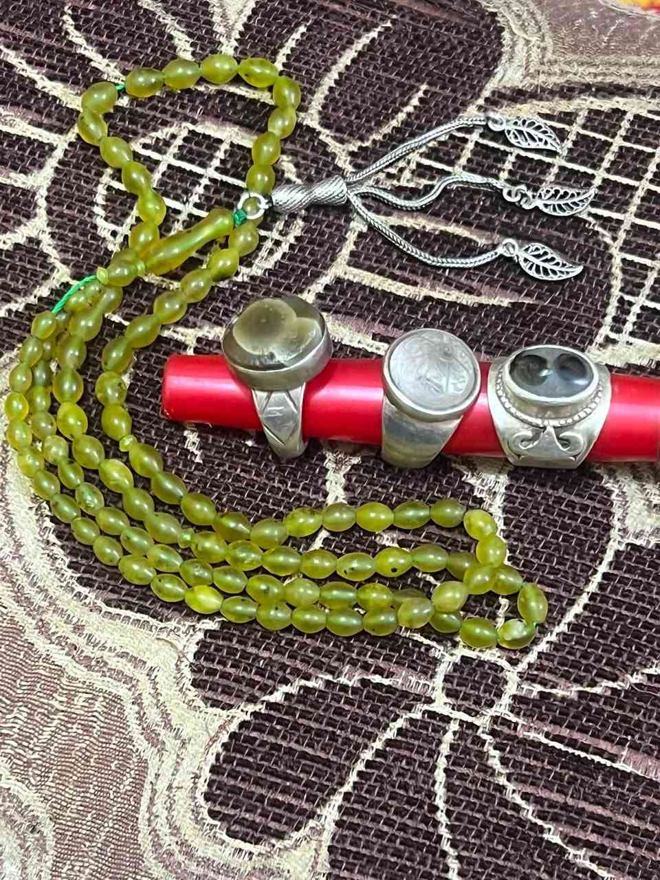 سبحه بايزهر افقاني  كركوشه فضه 
محبس در النجف مخطوط اسماء المعصومين صياغه ثقيله 
محبس اسليماني قديم صياغه ثقيله 
محبس اسليماني عينتين صريحه 
كلاده اسليماني فضه قديمه 
————————————————
العنوان البصرة المشراك 
***********
لا يوجد توصيل 
سعر القطعه 65 الف اذا شلع بيهن مجال
