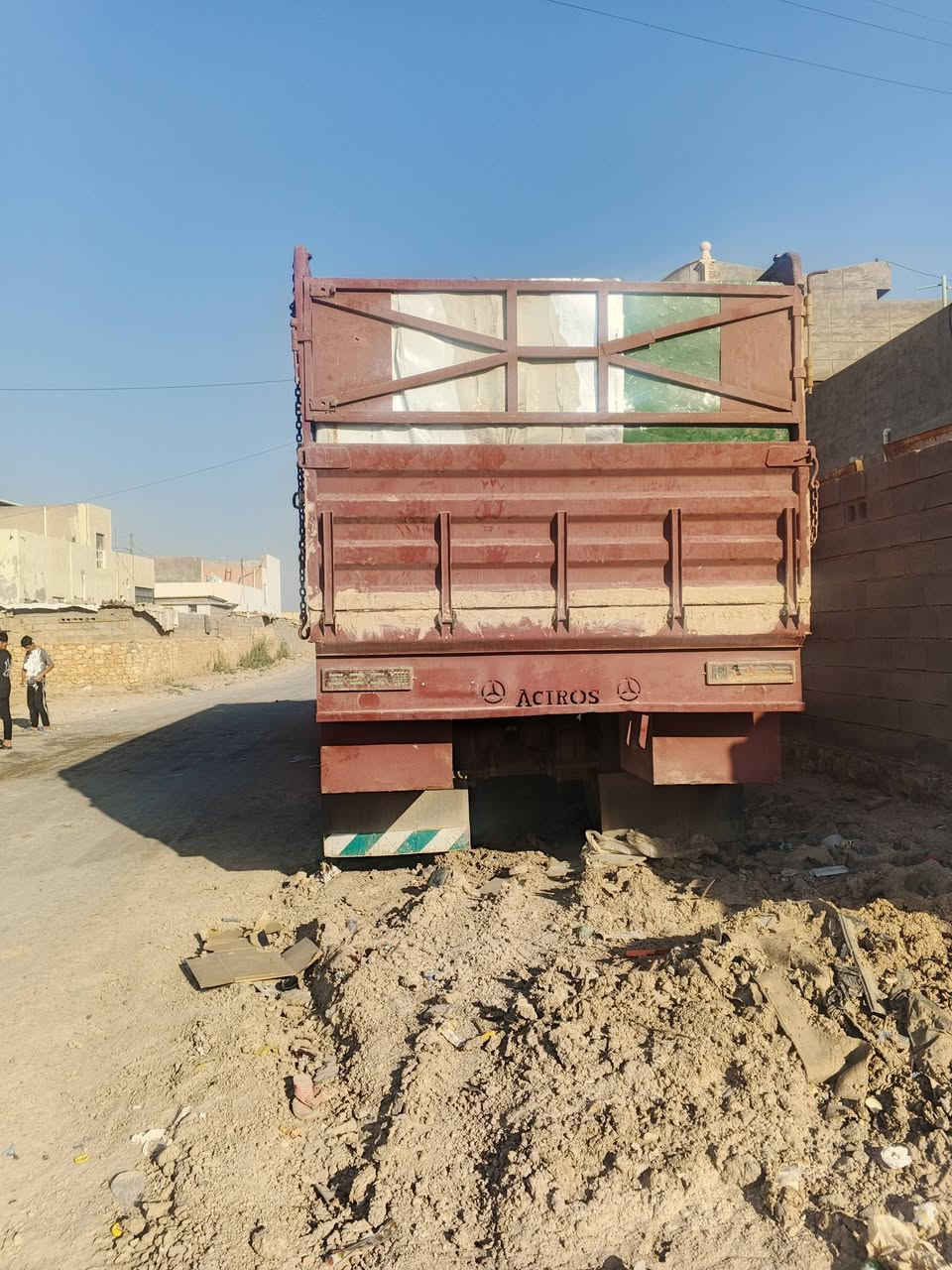 البيع عربانه طول ١٢ متر شاصي ألماني مجموعه براد 16 دناكير 16 بدون تاير أو ويل المكان الرمادي 5كيلو الاستفسار على الرقم ***********
