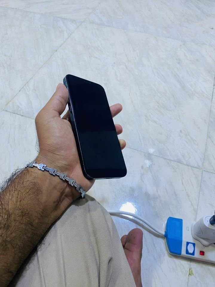 12برو ماكس ذاكره 128بطاريه 100الجهاز مستبدل فقط بطاريه نوعيه وسط الجهاز كله شغال وحلو سعرا 320
