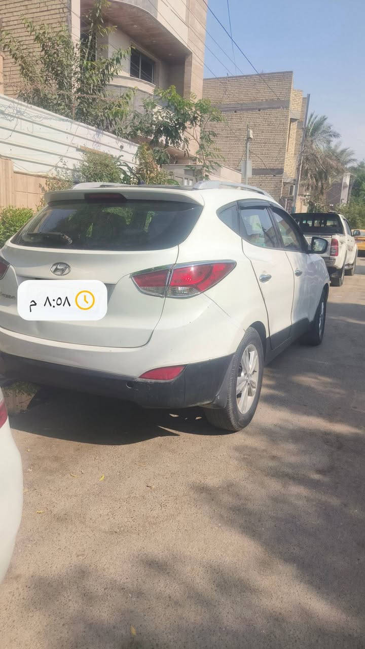 السلام عليكم توسان ٢٠١٣
كير مكينه تبريد كفاله 
بيه ضربه بلجنطه ومعمره تعمير حلو 
ما بيه اي نقص  سنويه ما نافذه رقم دولي 
راعيها كردي ابيع بدون راعي واتكفل من طلب وسرقه والعشاير بيع او مراوس السعر ٧٧ وبييه مجال  عنوان بغداد 
***********

نص مكتوب في الصور:
- ٨:٥٨ م