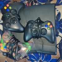 Xbox360 للبيع مع 3يدات سلك  اللاستفسار :07855466327