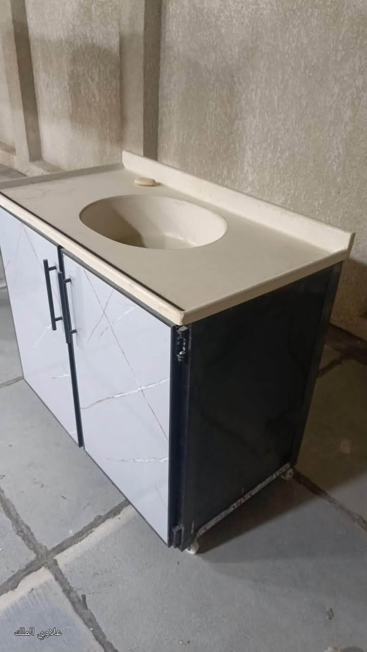 سنك للبيع جديد جدا كا مستعمل سعره ١٢٥ بي مجال بسيط مكاني بغداد الغزالية ***********
