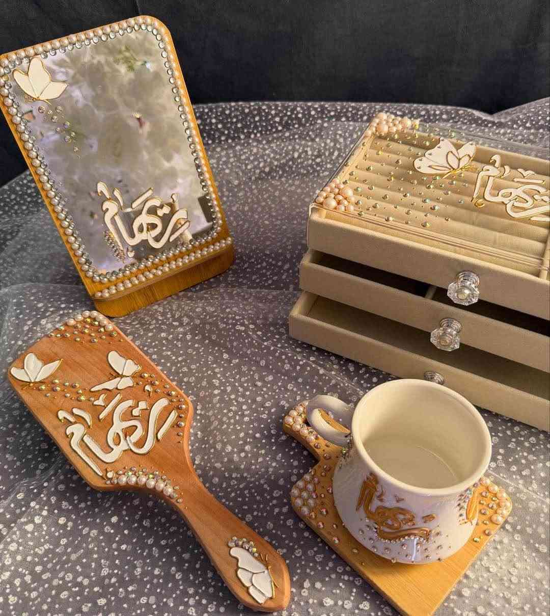 بكجات 
عروض على هذة البكج 
شغلي حسب الطلب
يتوفر توصيل لجميع المحافظات العراقية
الحجز قبل اسبوع
ضمان الوان ضد الماء بغداد, العراق

نص مكتوب في الصور:
- خان الوان
- @duaa.__store