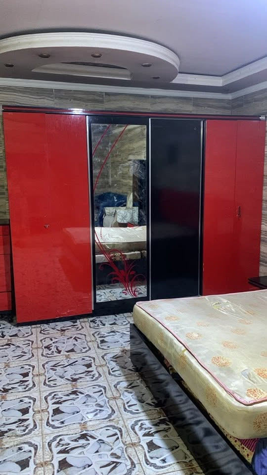 غرفه نوم مستعمله السعر ٢٥٠الف وبيهه مجال ٧قطع وياها دوشك جربايه هديه وبرده وفرشه جربايه للتواصل ع هذا الرقم
***********
