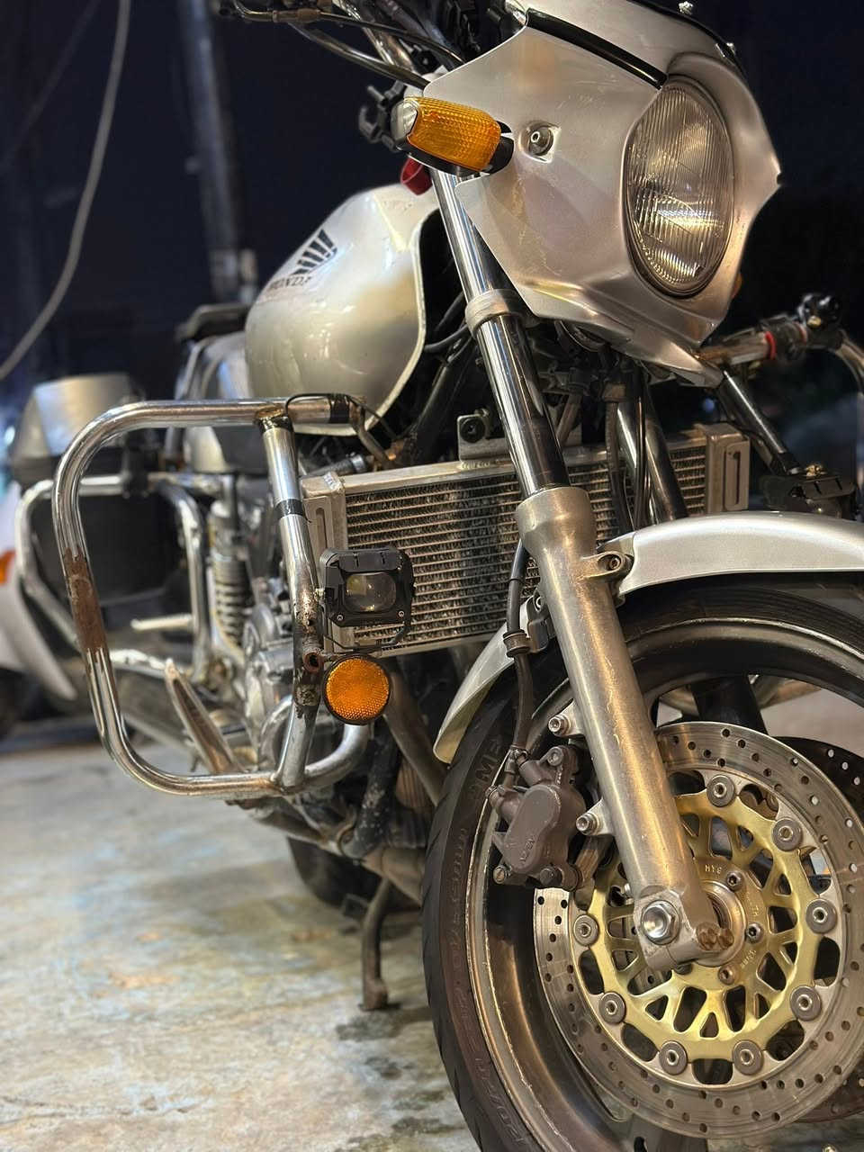 ️ للبيع – هوندا CB400 Super Four VTEC مزوده من يابان
جيل اول 16 ولف 400 سي سي مرقم مميز تحويل ثاني يوم 

✅ وارد ياباني

✅ محرك 400cc أربع سلندر

✅ مكينة ممتازة وصوت ناعم

✅ راديتر مزوده تيتانويم حجم كبير

✅  جانبية أصلية + حمايات 

✅شاشه كامرات امام وخلف دقه 4K

✅ سي بايه خلفيه و سله استيل للدبه بانزين او جنطه

✅بجم بوليسي 

✅دكمه دبل اشار و منفذ جداحه USB و بلوجترات 
✅درع خلفي و امامي ومكينه 

📍الموقع: بغداد الكريعات معرض ibk 

📞 للاستفسار والمعاينة: ***********

السعر: يذكر على الخاص أو الاتصال للجاديين راغبين بل شراء
