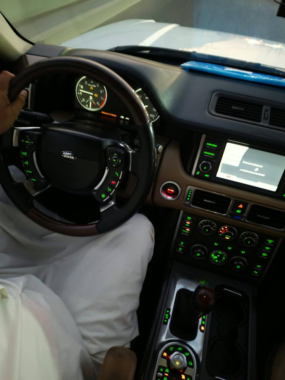 🔱 رانج روفر فوك 2012السلام عليكم
‏Range Rover Vogue

◼️ لون ابيض

🔘 رقم السيارة مميز
ماشية150 
 
🚀 محرك V8 سلندر بدون سوبر ارغب محرك شرط بانزين من الشارع دير 

💯 سيارة وكالة خليجي    

🟠 مواصفات 
• بصمة 
• ⁠سلايد                                                                                          
• ⁠داخل بيجي 
• ⁠جام اخضر
• ⁠مراة شفط                                                                     
• ⁠كشنات كهرباء 
• ⁠كشنات تدفئة
• ⁠كشنات جلد 
• ⁠شاشة لمس 
• ⁠كاميرا 
• ⁠شاشة مال كيج اندرويد 
• ⁠دبلات جبريس صاعد و نازل حسب رغبة 3 حركات
‏CD 6 changer .شاشات خلفية بلاد 
• سيستم صوت سماعات
• سترين تدفئة 
• ⁠ستيرن تحكم فوول اوبشن
• ⁠اربع انظمة قيادة (صحراء و ثلج و جبال و ستاندارد )
• ⁠گیر (سبورت و عادي و اوتوماتيك)
• ⁠بريك بصمة
• ⁠تبريد مركزي تشغيل يسار و يمين و امامي و خلفي مختلف حسب رغبة
• ⁠واكو بعد هواية مواصفات مذكرتهم

✅ سيارة علي وضع وكالة احلي بالواقع

💢 كفالة ضربة وصبغ تحويل مباشر رقم مميز
 
📍 مكان السيارة بغداد 

☎️ رقم صاحب السيارة

‏🔴 السعر / 160 الاتصال هاتف ***********

