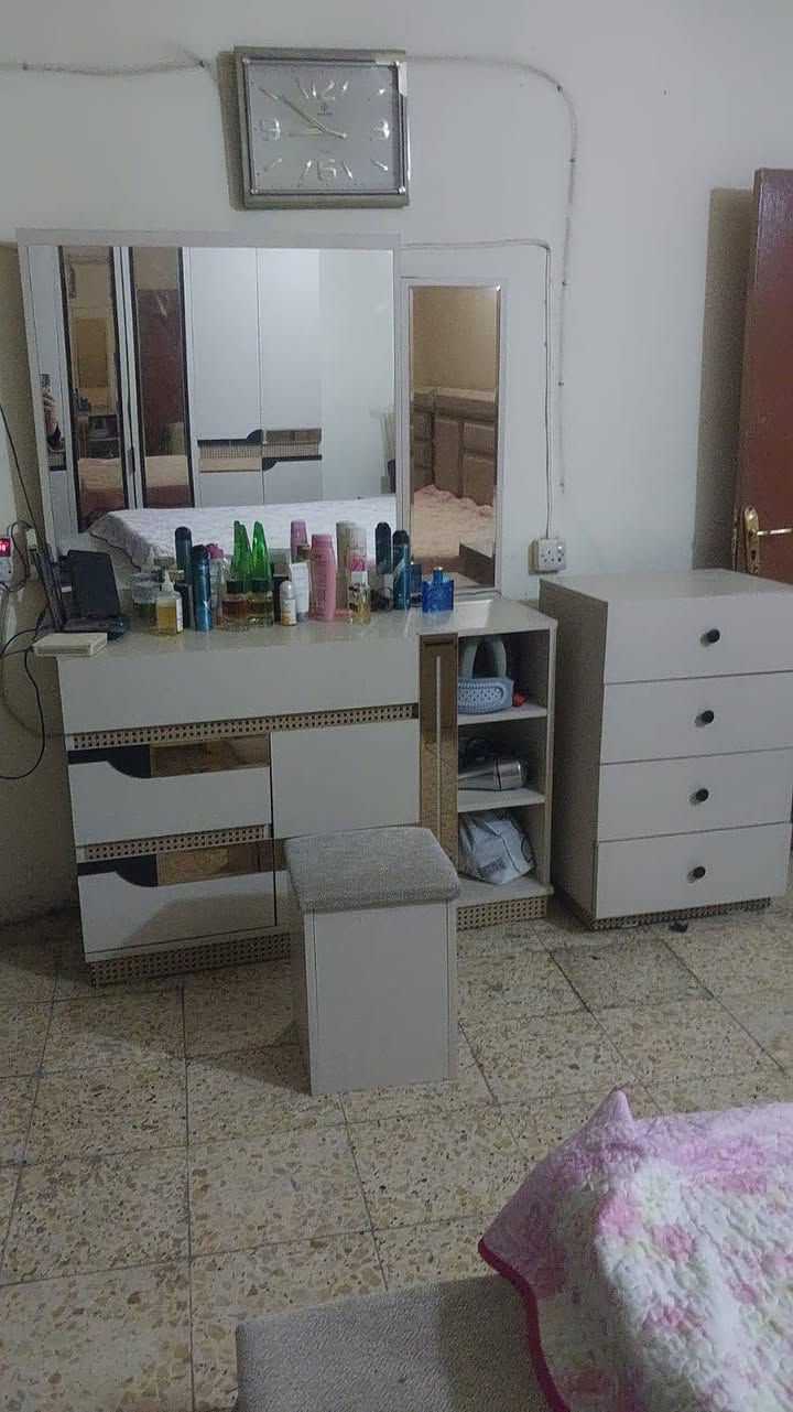 السلام عليكم للبيع  غرفه تركيا كلش نضيفه مستعمله ٣ اشهر فقط
اخت الجديده العنوان بغداد الوشاش قرب ساحة 
‎*********** وتساب متواجد او عل رصيد  فقط
غير متوفر عل فيس. السعر 700 الف وبيه مجال
