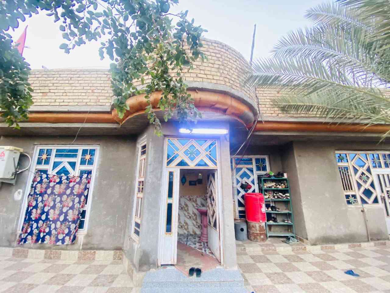 السلام عليكم 
بيت للبيع مساحه ٢٥٠ متر 

بيت جاهز ماناقصه شي غرفتين مطبخ بارد +حار واستقبال 

خدمات /كهرباء +ماء +مجاري +نت ضوئي +خط مولده 

📌موقع التنمية ناحيه سيد الشهداء 

للاستفسار ***********📞
