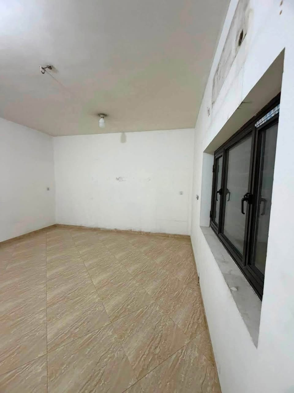 � للإيجار في السيدية –
📐 المساحة: 150 متر – ركن

🚪 مدخلين

🚗 كراج

🛏️ً 5 غرف نوم

🚿 خدمات صحية

📍 الموقع: السيدية – الضباط

💰 الإيجار: مليون ونص 🔶

للأستفسار اكثر☎️📞

***********
