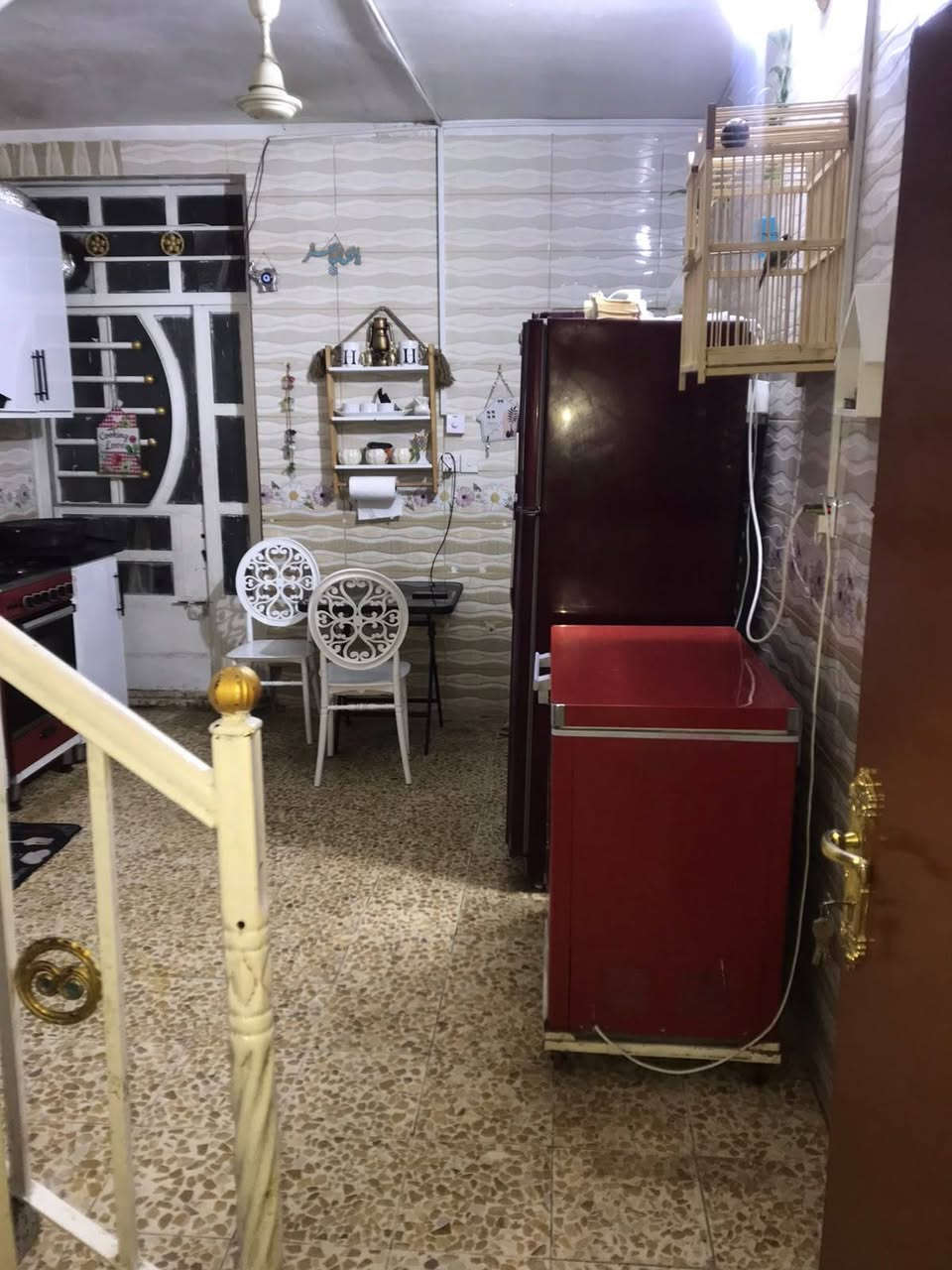 السلام عليكم دار للبيع طابق و نص مساحته ٥٦ متر بناء واقع حال ٨٠ متر واجهه ٤ نزال ٢٠ البيت كله بناء طابوق جمهوري مدخل واحد يحتوي علئ كراج طرمة صحيات خارجية استقبال و مطبخ مفتوح و منور (ترك) و صحيات داخلية و فوك غرفة نوم  و بلكونه علشارع و بيتونه و سطح كله (شتايكر) المنطقة متوفر بيها كافة الخدمات كهرباء وطنية 3خطوط و خط سحب و ماء و مجاري وتبليط و انترنت وطني ومع البيت منظومة كامرات و كاونتر المنيوم تركي تفصال العنوان السريدات الاولئ(القديمة) مربع الثاني شارع ١٥ مجاور فرع سيد حميد البيت علشارع مو داخل فرع السعر ٨٠ قابل للتفاوض علمآ اني صاحب البيت اي استفسار آخر رقمي👈(***********) أبو رقية
