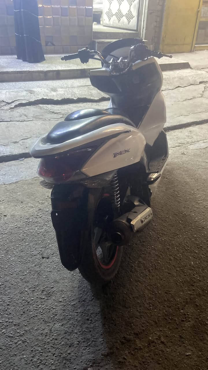 Pcx gen 1
السلام عليكم بي سي اكس جيل الاول 
نضيفه بس بيها ضرر بسيط موضح بل صور 
وزرف بل صالنصه وصوت بل اكسل 
مكينه مكفوله
دراجة صارف عليها خير من الله 
ب700 الف وبيها مجال للطيبين
بغداد-حي العامل
***********
