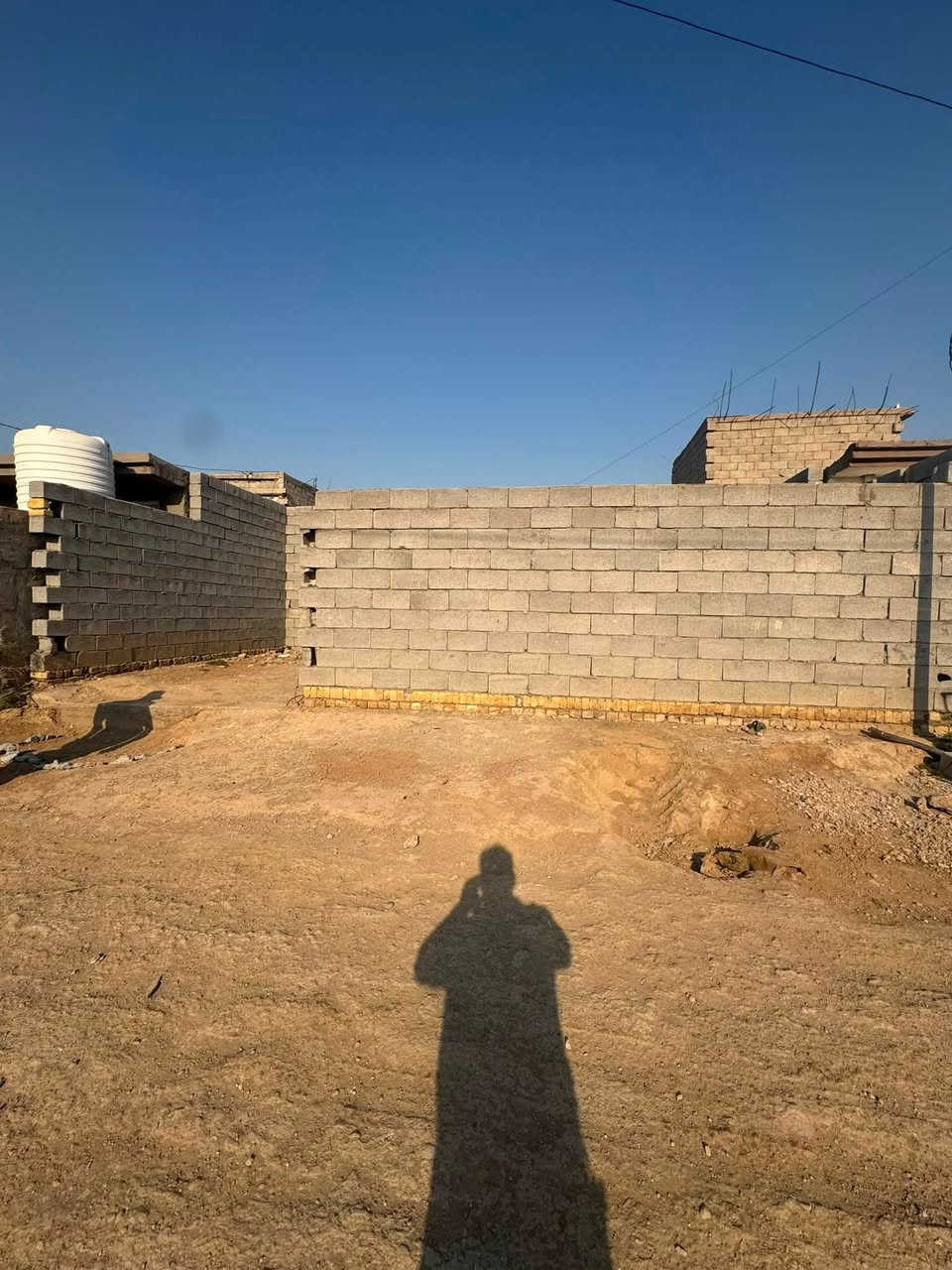 بيت للبيع مساحته ٢٠٠مترحواس ينزله معمل الثلج البيت يتكون غرفتين نوم وصاله ومطبخ وستقبال بناء جديد سعره مناسب الاستفسار علا الأرقام ***********
