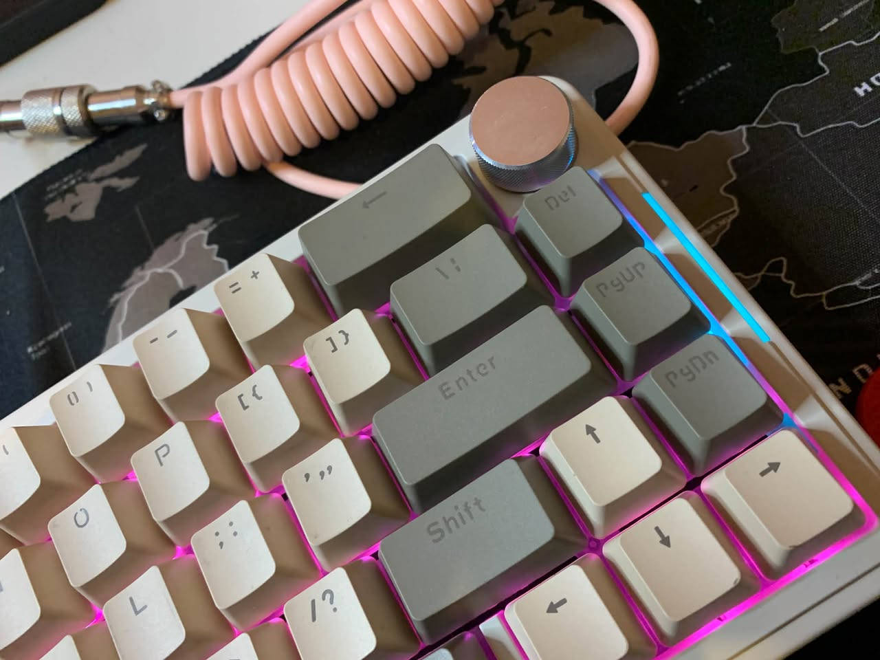 🔥Ajazz aks068🔥
هذا الجمال ب30 الف بس 
ريد اسويتج❤️
Rgb متعدد الانماط
احترافي100%
استجابه كلش راقيه
كيبل تايب سي ملتوي مميز استجابه رهيبه
فوليوم صوت 
قابل لتغيير السويتجات والكي كابس 
السعر30 وتوصيل 5 لجميع المحافظات حياكم الله💐
