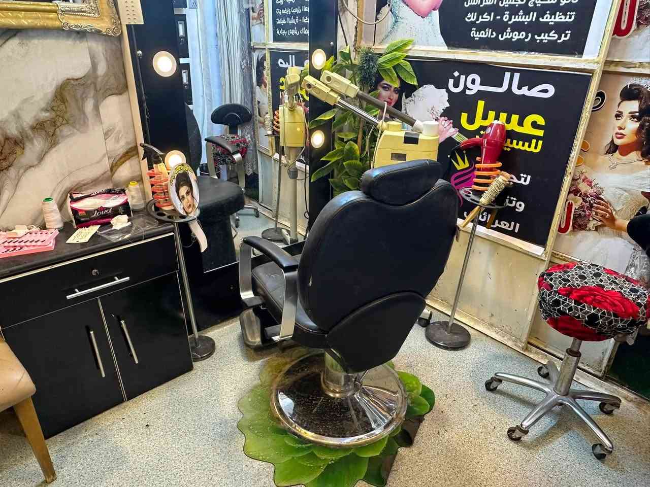 صالون كامل للبيع ما بي نقص اي شي مباشره تاخذو وتفتحون  اجهزه ومواد كلها اصليه وكميات 
نزلت السعر لل ٦٠٠  سبب البيع  تغيير المكان

ديكور مرايه +كرسي + فاترينا +لوكر + كرسي دوار + مغسله + مجرات + حامله طاسات مغسله + 
حماله شسوار عدد اثنين +جهاز بخار تنظيف بشره + جهاز ماسي للتنظيف العميق للبشره + جهاز تنظيف القدم 

اما المواد 
حلاقه كامله من شسوارات وكاويات واجهزه برم وتكسير وفرش اصلية زائد النواعم 

اما قسم التاتو جهاز هوك الاصلي +قلم مايكرو  ويا احبار كلش هوايه بكل الالوان والدرجات لتاتو الحاجب وتوريد الشفه واحبار الوشم مع مجلات رسوم واشكال كلش هوايه 

اما قسّم الاكريلك هم كامله المواد من اجهزه ومواد مباشره تشتغلون بي وكل الالوان والدرجات 

قسم التنظيف موجوده كل الماسكات والمقشرات والمنظفات الاصليه وجهاز بخار وجهاز ماسي للتنظيف العميق 

وباقي النواعم  من مواد تركيب رموش وصمغ والغراض الي كلش هوايه من تفاصيل الصالون المعروفه للاستخدام اليومي 

يعني تاخذونه شلعه مباشره تفتحون 
والي يريد القطعه الخارجيه هم ابيعها

مكان الشعب الجمعيات يم افران قصي 
***********
