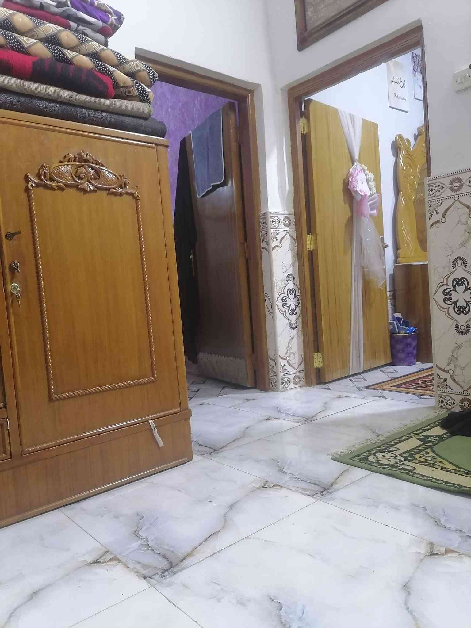 السلام عليكم دار للبيع المساحه 100 متر غرفه وصاله مطبخ صحيات اثنين استقبال متشرف بناء بلوك السقف اعكاده على شارعين تبليط ماء كهرباء قريب على الشارع مدارس قريبه للبنين والبنات منطقه البو نعمان في الصوب الصغير عقد 25 مشمول بتطويب السعر 38 واي استفسار اتصل *********** او *********** وتساب
