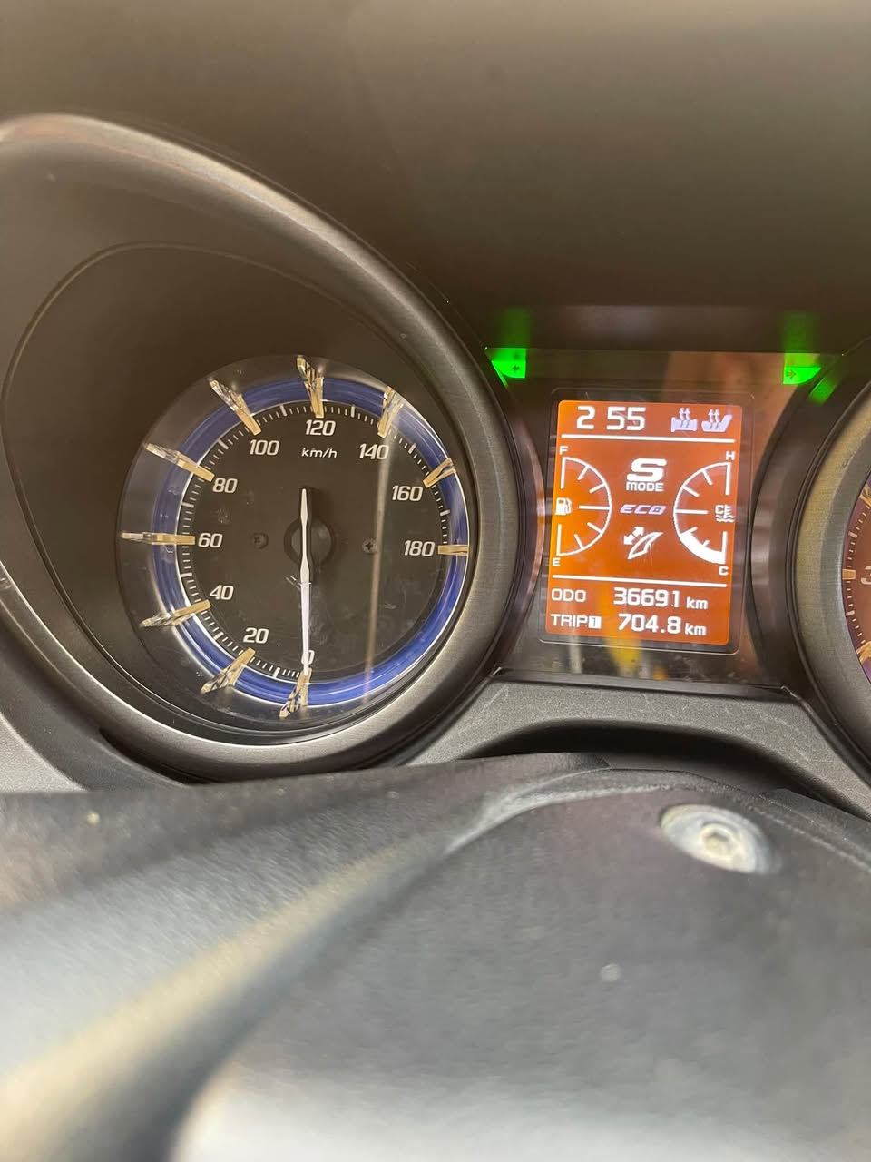 سلام عليكم 
Tmax2021-560
ماشيه ٣٦ ألف 
تاج ماكس اعله فئه 
بيها صالنصه اكره اصليه 
وتجوه وقاعده مال رقم
مكفوله مابيها اي نقص للستفسار 
 واتساب***********
مكاني بغداد
