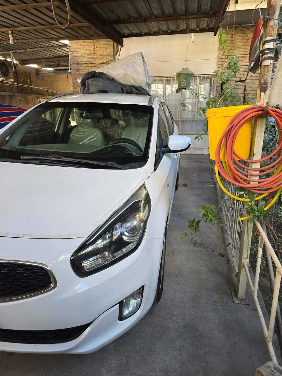 كيا كارنس 2014 ماشي 60 الف كيلو قابل الزيادة سيارة بدون حادث الدولية السعر 150 ورقة بغداد الكرادة ***********
