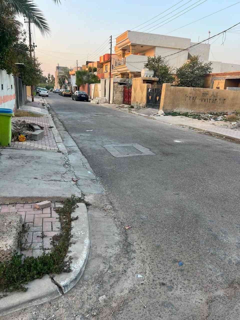السلام عليكم بيت للبيع في منطقة التجارة قرب جامع سعدية العاني البيت 125 متر ملك صرف البيت جديد يحتوي على 4 نوم 3 حمام وصالة ومطبخ وكراج سيارة للاتصال ‭***********‬
