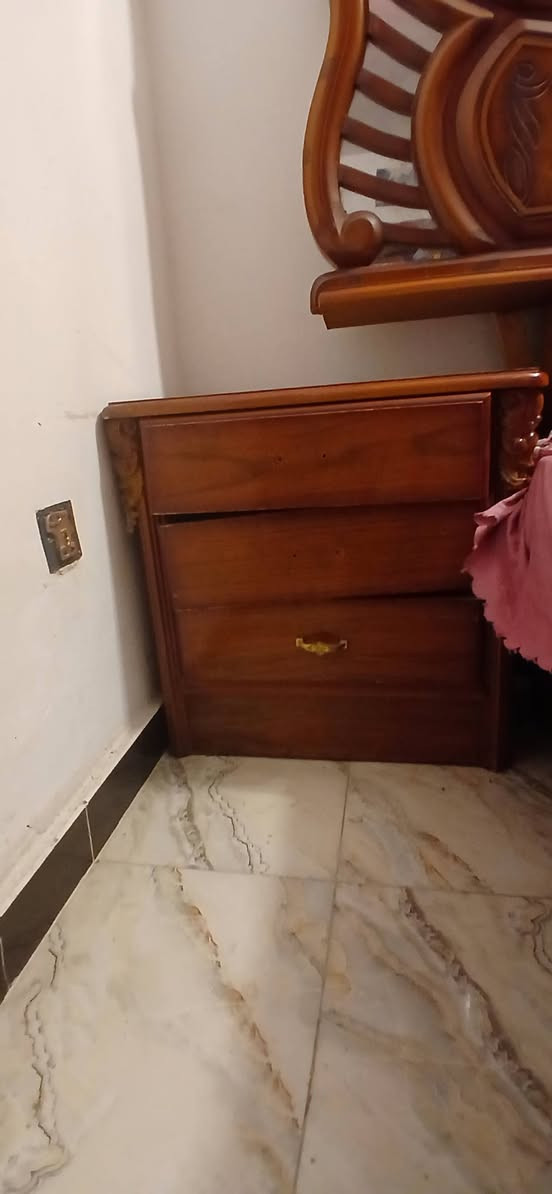 السلام عليكم 
غرفة نوم للبيع ٧ قطع 
كنتور ٦ ابواب 
غرفه ضخمه 
صاج عمل عراقي تفصال و ليس جاهز
السعر ٦٥٠ ألف 
مع كاونتر المنيوم الاصل احمر و اسود بس مغلف كما موضح بالصوره تكدر بكل سهوله تلغي التغليف السنك مرمر 
سعر الكاونتر ٢٥٠ الف
غير متواجد على الفيسبوك 
للاستفسار اكثر الاتصال على الرقم التالي
***********
العنوان بغداد حي البنوك
