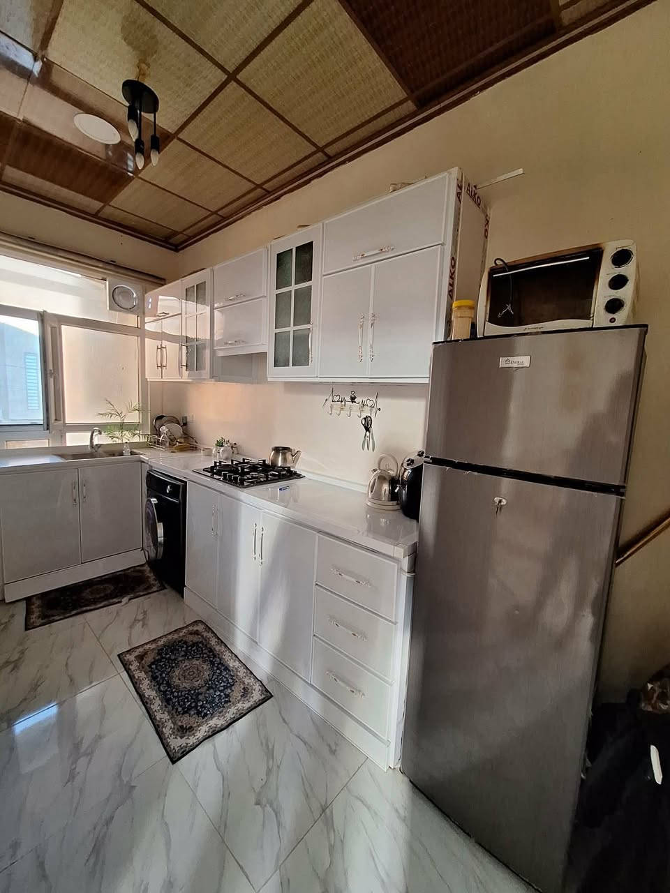 🏠 للبيع بيت في منطقة الكندي – أراضي بيت حديد
مساحة الأرض 130 م²، واجهة 6.5 م وعمق 20 م.

تفاصيل البناء:

البناء سنة 2021.

البيت مكوّن من طابقين منفصلين حاليًا.

الطابقان قابلان للدمج والانفتاح على بعضهما، والفاصل بينهما مكوّن من قطع قابلة للإزالة.

الطابق الأرضي يحتوي على غرفتين متوسطتي الحجم.

الطابق العلوي يحتوي على غرفة كبيرة جدًا.

📑 صنف العقار:

بستان ملك صرف.

طابو 25.

يوجد وصل من البلدية.

📞 للتواصل والاستفسار:
***********

