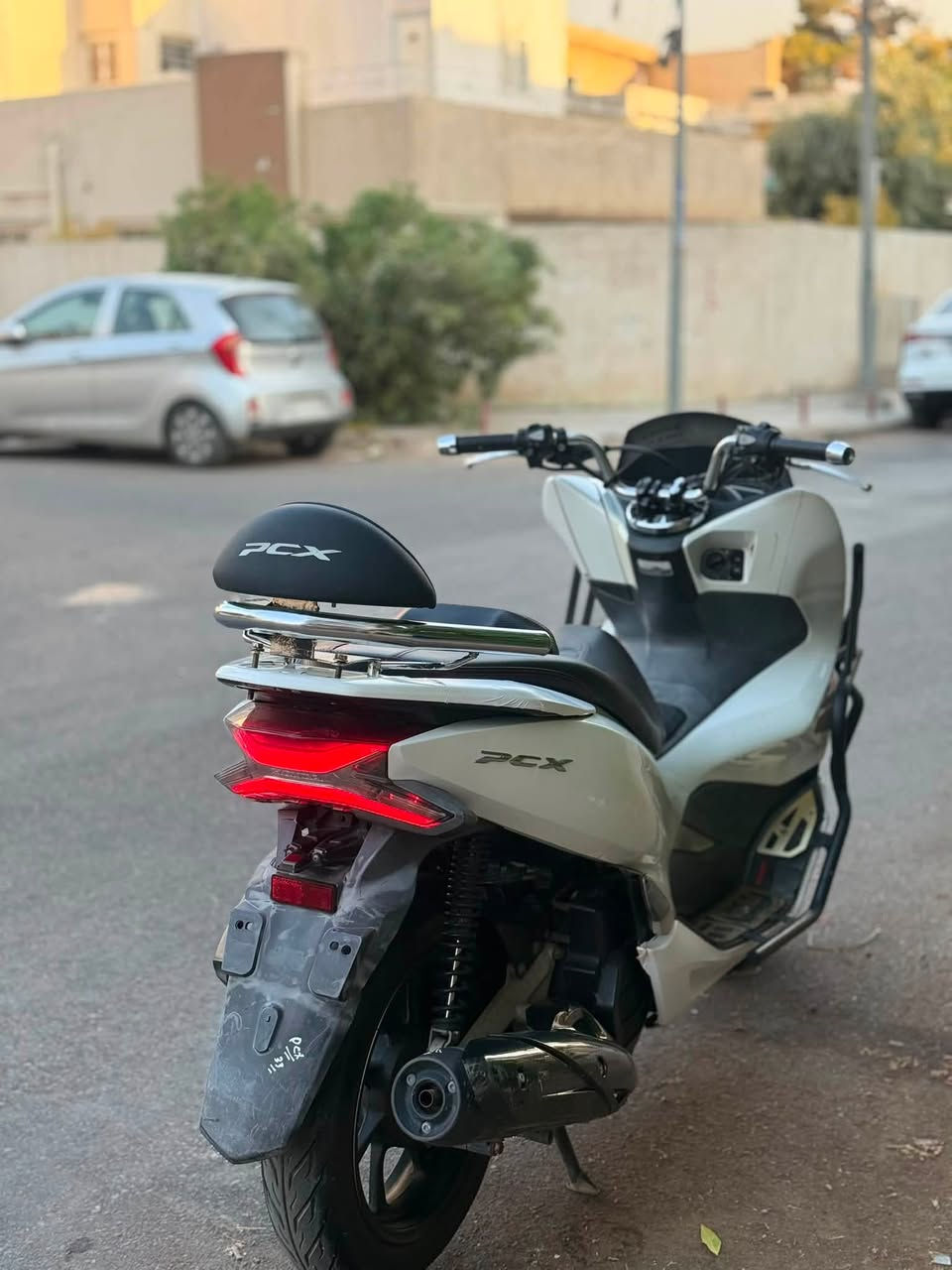 السلام عليكم شباب بيسي اكس جيل الثالث دراجة نضيفة بمعنه الكلمة مناقصها ايشي كشرها نضيف عليها درع اصلي وكالة كشن رياضي مختم بيسي اكس تدفئه ستيرن وباقي المواصفات المعروفه مكاني بغداد الاعضمية او الدولعي التواصل على هذا الرقم ***********
