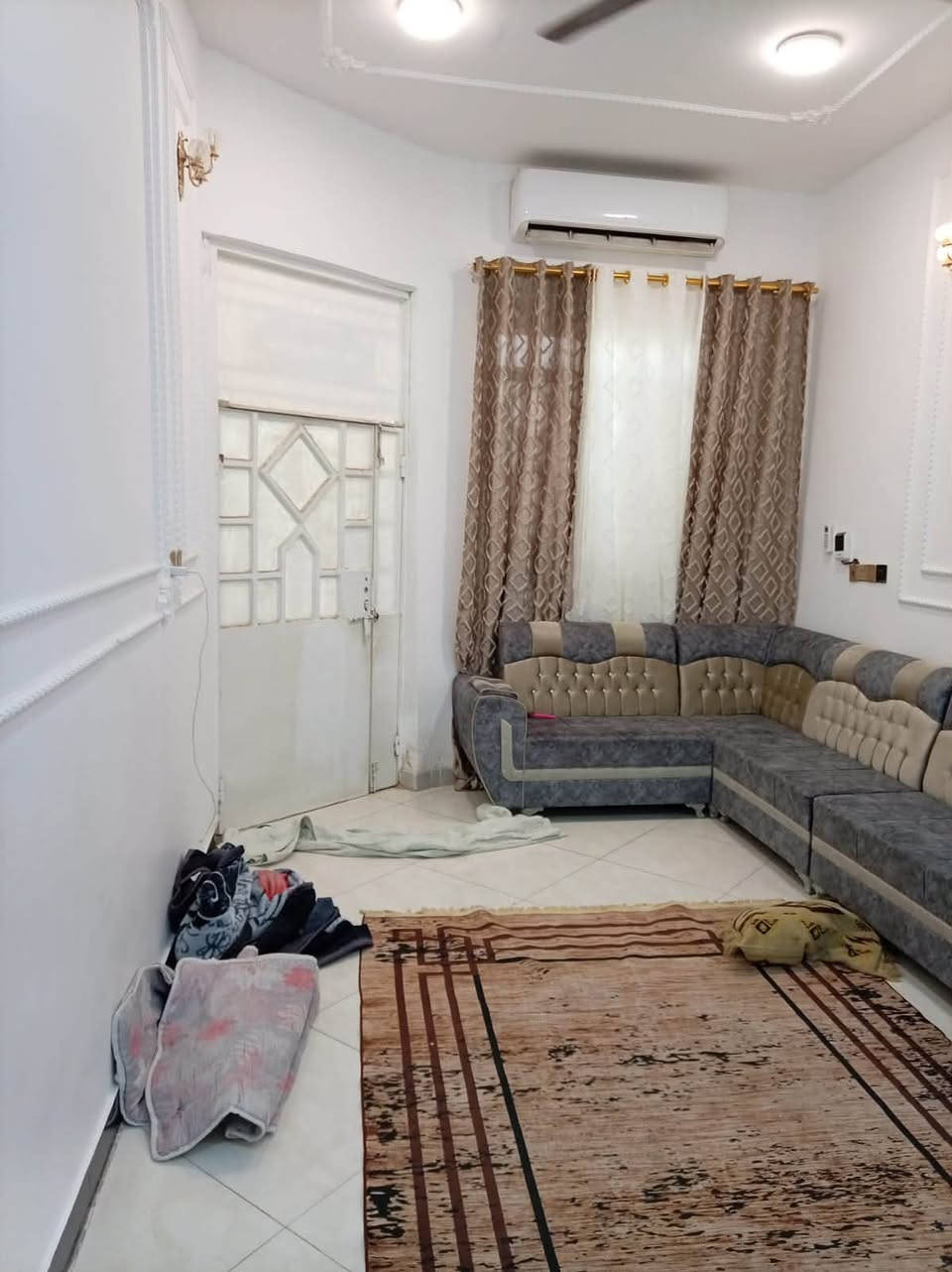 بيت للبيع                 منطقة الماجديه حجي حسن الصفاه المساحة 100 متر الواجهه ٥*٢٠ غرفه ٤.٥*٤ صاله ٨*٤.٥ مطبخ مفتوح على الصاله استقبال ٦.٥  الساحه ٣.٥*٥ الواجهه ديكور السعر اتصال على الرقم      ***********
