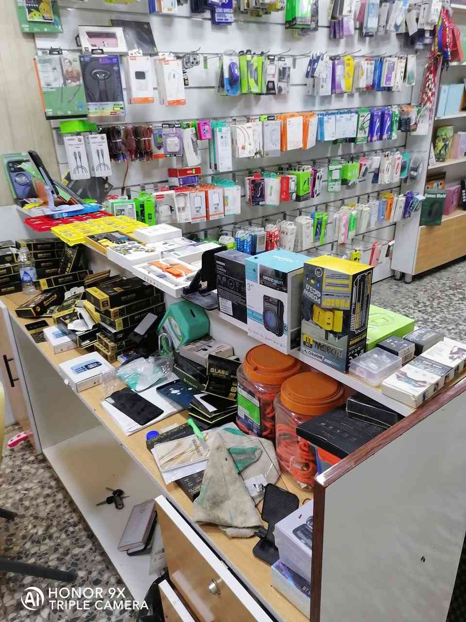 السلام عليكم
عندي محل موبايلات واكسسوارات ومركز صيانه للبيع الواجه ٣م والنزال ٨ م كامل وجاهز..السوق الثاني مقابل مطعم السواعد *********** بي واتساب
