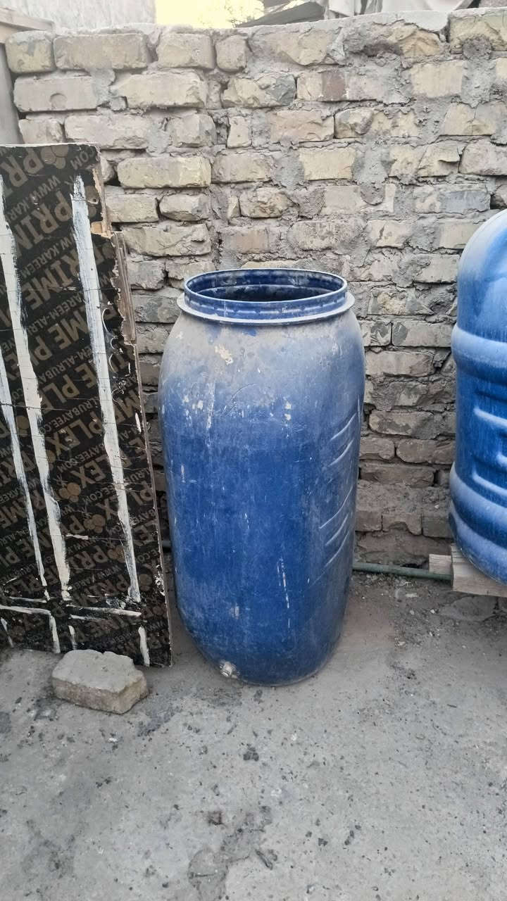 سلام عليكم ميز و تانكي أبو ٢٥٠ لتر و ٢ براميل زرك التانكي جديد ما مستعمل والميز يرهم للبمايلات وغير أمور وهذني براميل نظيفات وما مزروفات سعر الميز ٣٠ وسعر التانكي ٣٠ وبيهن مجال والبراميل الواحد ب ٥ تلاف مكاني بغداد مدينة الصدر ***********
