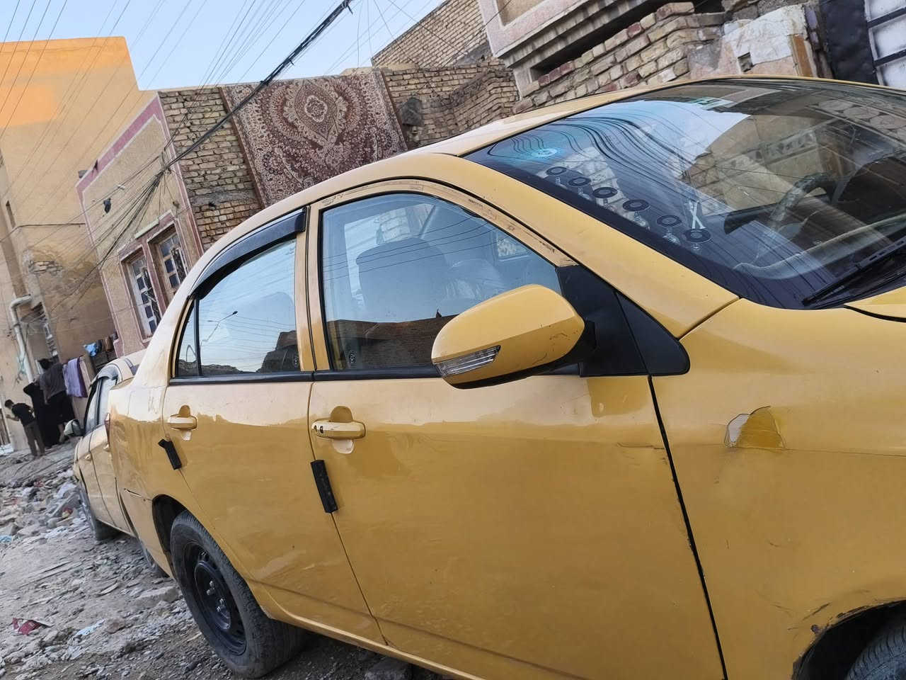 السلام عليكم  مراوس أو بيع 
سياره بي وأيدي جي 3 موديل 13 بصمه تشغيل بصمه بيبان فتحت سقف كامله سياره حلوه اقتصاديه بشكل  
رقم بغداد نكليزي دولي الجديد دواخلهاا حلوه خارجهاا حلو سياره بيهاا ضربتهاا جاملغ ال امامي ومعمر قطعه وحده وبيهاا طخه لي وره هم معمره سياره تبريد شغال كير اوتماتيك سياره مكينتهاا البلاد ما محوره مو تكلي مكينه محور لو لا مكينتهاا البلادي 1800 شاشه اندرويد كامره خلفيه يعني سياره جوه ايدي ما متعوبه ترهم مراوس أو بيع وسياره شوفت عينك تجي تفحص وتشوف صاحبها يريد تحويل عنوان السياره بغداد الحسينيه مال راشديه *********** بي واتساب وخاص مفتوح سعر السياره 39 وبيهاا مجال بسيط كلش الي ما يعجبه المنشور يعبر لا ينزل من سعر السياره هاذ سوك كلشي بي واني خادم للجميع
