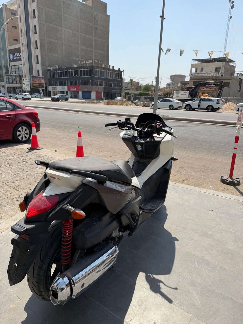 السلام عليكم 
هوندا فاز 250CC  S7 
الدراجة نظيفة مابيها اي عطل كهربائيات او مكينه 
-الدراجة اس سفن(S7) يعني بيها سبورت مود وتجي فول
-تدفئة يدات
-باتري جديد 
-تايرات جدد 
-ادامه كامله 
-الدراجه معتني بيها وادامه كامله ك مكينه 
-بيها نقوصات بسيطه 
الدراجه سعرها 11 ورقه وبيها مجال للشراي مستعجل على بيعتها 
مكاني بغداد الشراي يجي خاص او يتصل‬ واتساب موجود وانشاء الله منختلف
*********** بغداد, العراق
