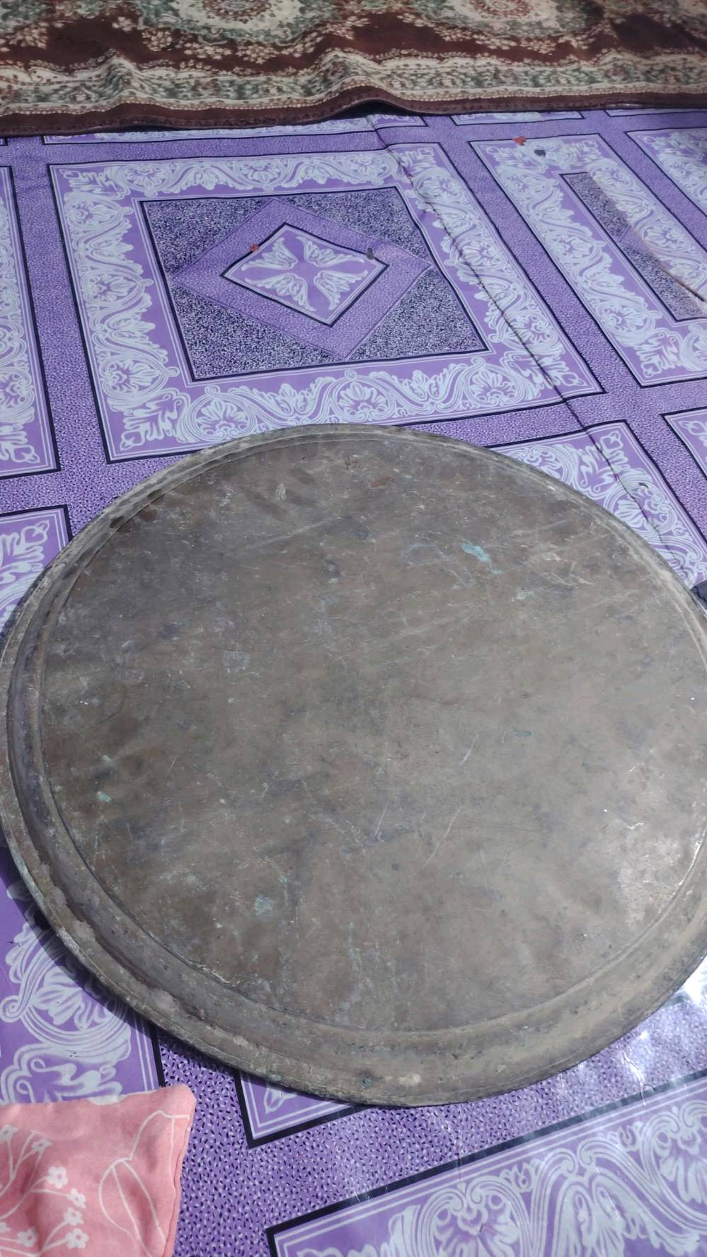صواني انتيكات قديمات للبيع يعني اثريات وكل وحده ماعرف يعني شكد وزنها بس ثكال ورغابه يعروفون شجاي احجي صواني تحفه يعني الي يحب يتواصل وياي ع رقمي
***********