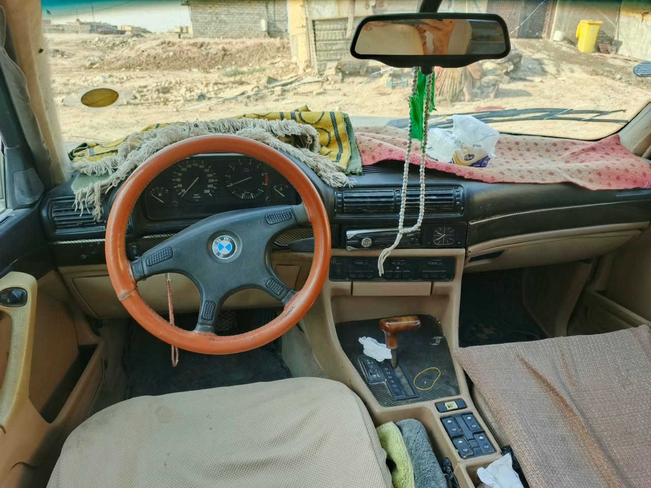 السلام عليكم ورحمة الله وبركاته 
للبيع سياره بي ام دبليو موديل١٩٩١ لون ذهبي رقم انبار 
جديد دولي انكليزي وهزة جديد السنوية لغاية ٢٠٣١ باسمي 
 مكينة وكير نظاف شرط الشغل والنظافة كير اتوماتيك
 سياره حلوة ومرتبا ونازكة ونظيفة ورخيصا
 اطلع بيها تراي للسعودية السعر ٢٥ $    
ملاحظة بيع فقط بدون مراوس / للاستفسار  ***********
.

