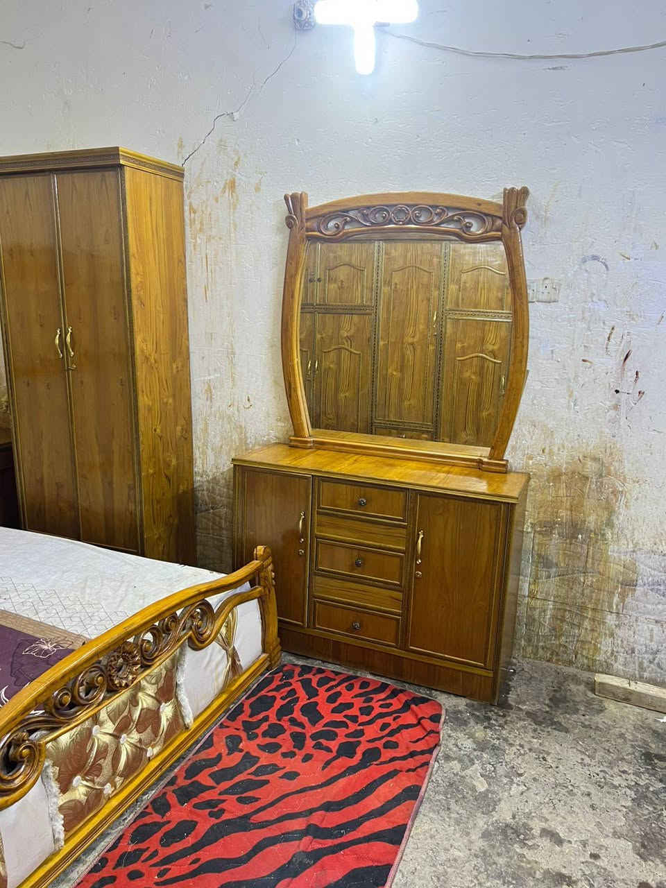 سلام عليكم للبيع 650 وبيها مجال العنوان نهروان هذا الرقم اتصل***********

