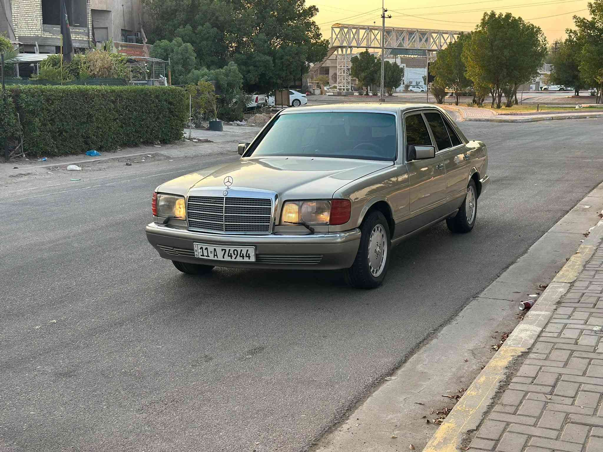 السلام وعليكم مارسدس 1989 
جامبو رائسي باب قصير 
محرك 300 بلادي قبق اسود 
كير محرك تبريد صدر تخم تاير كلشي بيها جديد 
دواخل جديده مسجل بلادي 
اريل كهرباء 
دبل فيت بم 
دبل مروحه 
فول موصفات رقم بغداد تحويل بشرط 
مكاني بغداد السيديه ***********
السعر 68 ورقه بي مجال السياره اعتماديه و4 مرات رايحن بيها للعمره
