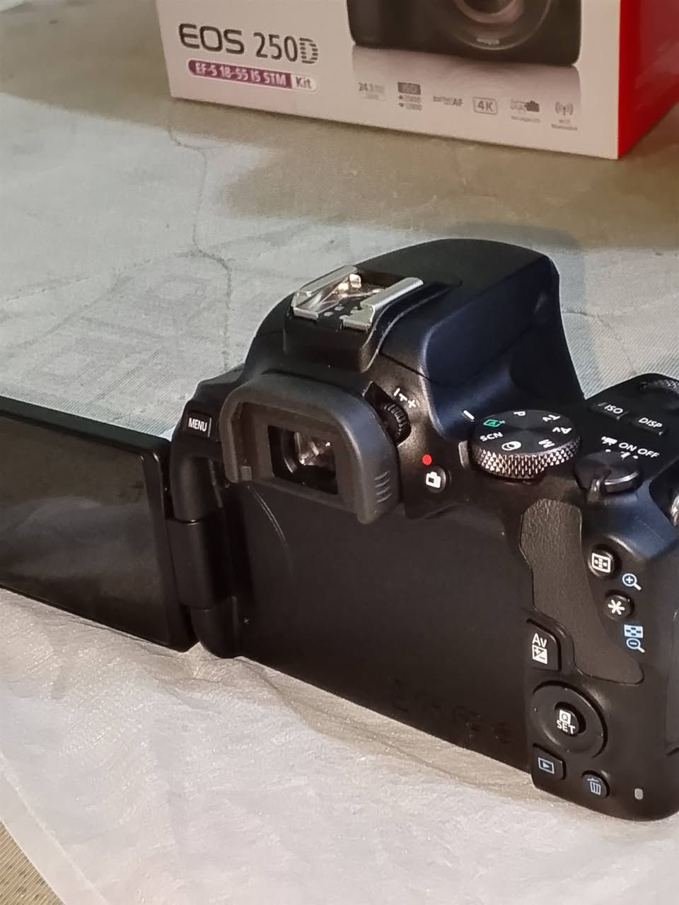 السلام عليكم
للبيع كاميرا Canon 250d غنية عن التعريف كلهة تعرفة افضل كاميرا مقابل سعر
الكاميرا اخت الجديد فقط اوبن بوكس استعمال خفيف جدا جدا 
النضافة ١٠٠٪
مثل ما وضح بل صور وفيديو 
الكاميرا والعدسة والحزام الكاميرا والشاحنه كاملة والكتلوكات
وايضا أبيعك وياهة
فلتر حماية للعدسة
ولزگة حماية للكاميرا 
وحماية للكاميرا جلاتين اسود
وجنطة وحزامهة حلوة
ورام ١٢٨ من Lexar سريع جدا غني عن التعريف 
وتحويلة للتلفون أو الحاسبة ومدخل رام
مثل ما موجود جوة شوف بعينك وشرط الفحص وانطيك ضمان
مواصفات الكاميرا قوية جداً 
4K
60fps
24M
AF 
الشاشة لمس قلاب تدعم الواي فاي والبلوتوث 
السعر كامل مع جميع الملحقات 950 الف 
مكاني كربلاء المقدسة للتواصل فقط واتساب أو اتصال 
***********
وشكرا ❤️🌹
