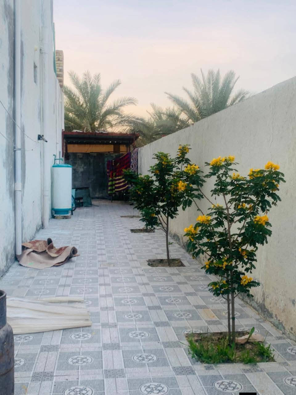 السلام عليكم ورحمه الله وبركاته
دار سكني حديت للبيع بناء سنه 2024 
 الموقع ناحيه الابراهيميه منطقة البصيرة يبعد عن الشارع العام 200 متر  الدار طابقين بناء درجة أولى 
مساحه الدار 578 متر  نزال 34 واجهه 17
يحتوي الطابق الاول على هول كبير  وصاله واستقبال 9 في 4 ونص شغل  ديكورات مغربيه وغرف عدد 2  الغرفة الأولى 5 في 5 والغرفة الثانية 5 في 4 ومجمع صحيات 3 ونص  في 3 ونص مقطع ومطبخ 6 في 4 ونص  وحديقة كبيره وكراج سيارات ومجمع  صحيات خارجية 6 في 3  .
والطابق الثاني يحتوي على غرفة 6 في 4 ونص سقف  مغربي  وصاله ومجمع صحيات 3ونص في 3 ونص . 
للاستفسار اكثر الاتصال على الرقم 
‏‪***********
