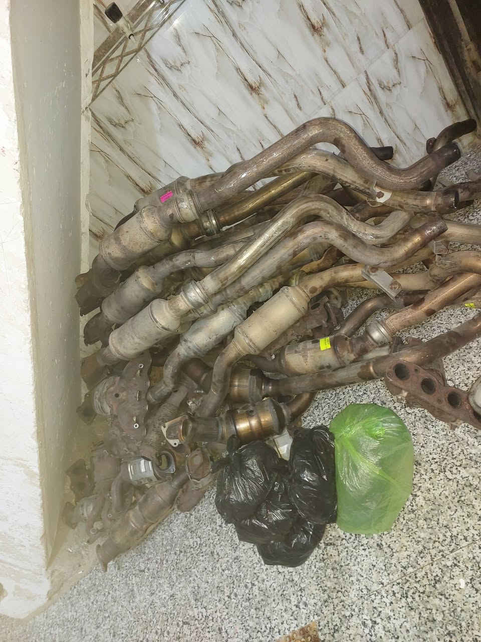 يتوفر لديناء كوتم او حجر بيه لكافة انواع السيارات تفصيخ فقط وباسعار تنافسيه العنوان كربلاء حي العامل تقاطع شارع المركز مقابل احمد قائد وكيل سايبا للتواصل وتساب فقط ***********
