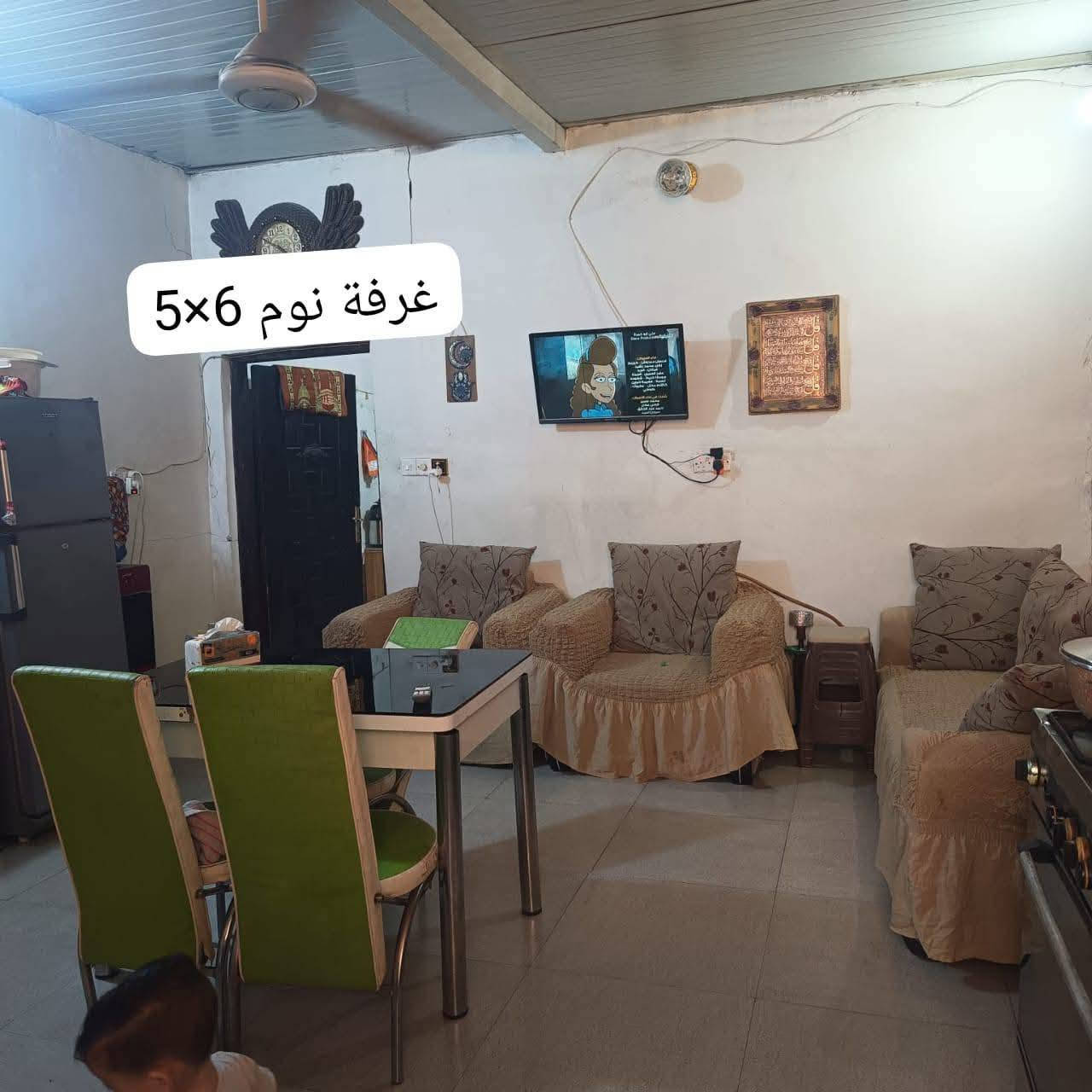 للبيع: (مشتمل ) ويرهم قطعة ارض في  الزعفرانية حي الوليد زراعي عقد 35، مساحته الارض (140م  نزال 28 واجهيه 6)، يحتوي على ( غرفه نوم 5×6،  استقبال +مطبخ مشترك 6×6، الحمام مشترك، ، السقف سندويش ...). البيت بحالة جيدة، ...)الخدمات كامله ماعدا التبليط .. للاتصال: (***********).السعر 44 وبي مجال

نص مكتوب في الصور:
- حمام مشترك
- مطبخ + غرفة ضيوف 6×6
- غرفة نوم 6×5
- شارعين العراض
- هذا مخزن