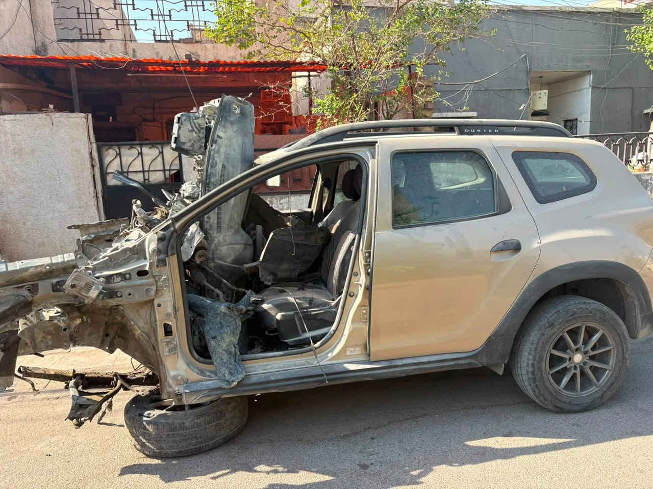 السلام عليكم رينو داستر2019سياره حادثها شوفت العين من البجم لحد الدشبول للبيع ع وضعها مكينه وكير موجودات بس مو شغاله المكينه + السعر ٣٥ وبيها مجال الاتصال ع هذا الرقم ***********
