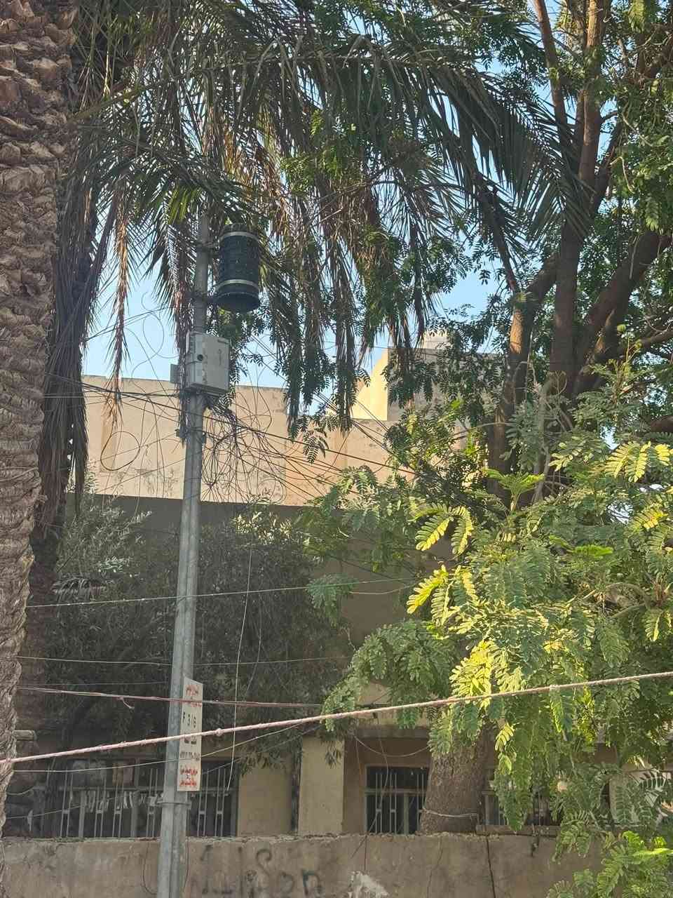 دار تجاري للبيع  في منطقه البنوك مقابل مستشفى شعب العام من جهه باب الطوارئ مساحه الدار (( 238 م )) الواجه ((  12 ))  ونزال (( 20 )) 

محله 315 زقاق 86 دار 24
تفاصيل اكثر الاتصال ***********
