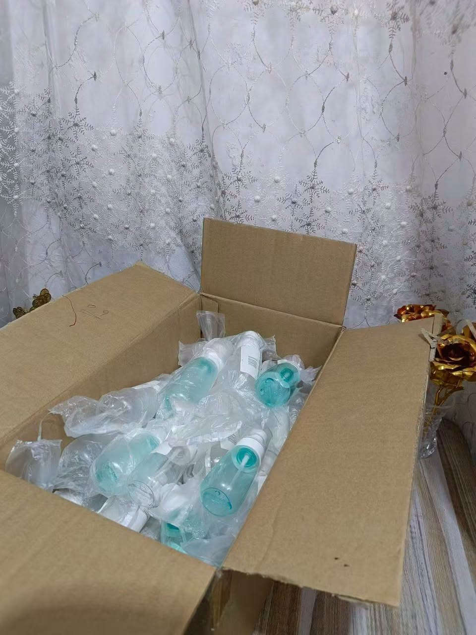 علب بخاخ فارغة غير مستخدمة عدد59 قطعه قياس 100مل للعلبة
لكل 15 الف كارتونه جبيرة توصيل 5 الف 
مفيدة لتونر للعطور تصير بالجنطة هم وتفيدكم الي عدكم مشروع

نص مكتوب في الصور:
- Application scene