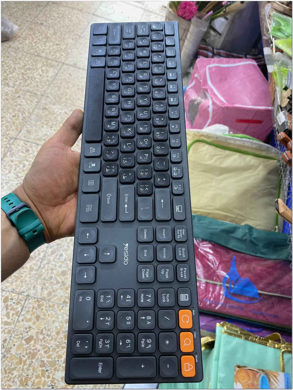 متوفر كيبورد وماوس اصلية بلوتوث امزون سعر ١٦ الف 
متوفر توصيل

نص مكتوب في الصور:
- FB\ Alwan store
- FB \ Alwan store
- FB Alwan store
