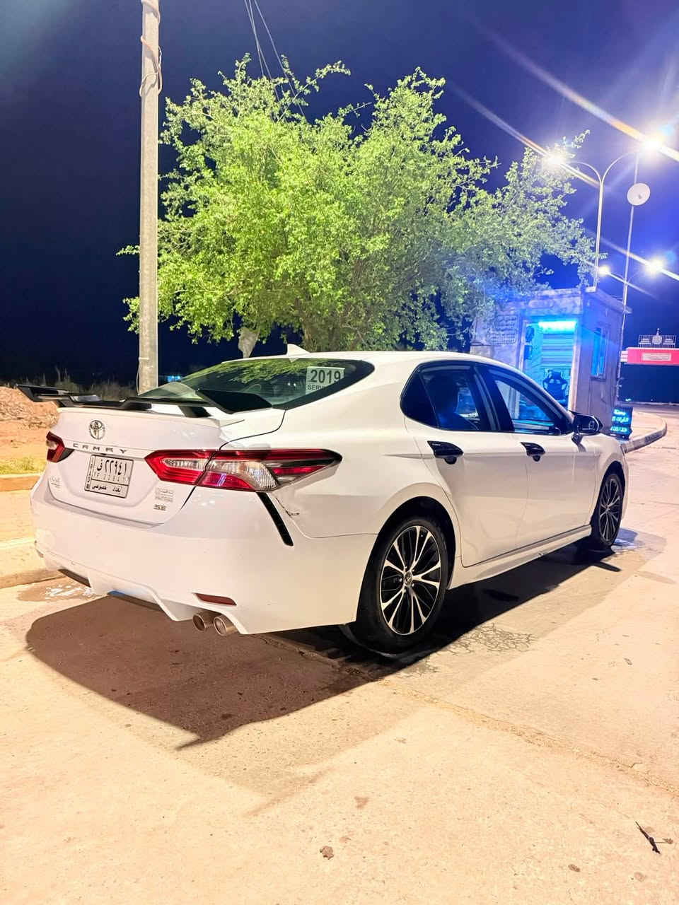 سلام عليكم
كامري 2019فئه se
رقم بغداد 
شاشه كامره  تحكم ستيرن شفتات مثبت سرعه 
بيه اربع قطع بدون دواخل 
اربعه سلندر 2500
السعر 145وبيه مجال 
رقم الهاتف ***********
