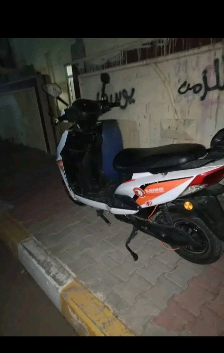 السلام عليكم
دراجة شحن للبيع الاخوين 
6 بطاريات 4 سرع سكنس دراجة حيل مرتبة ونظيفة وكلها شغالة عالفحص بيع سريع محتاج فلوس 
السعر 300 وبي مجال 
عنواني الرمادي ٨ شباط 
رقمي ***********
