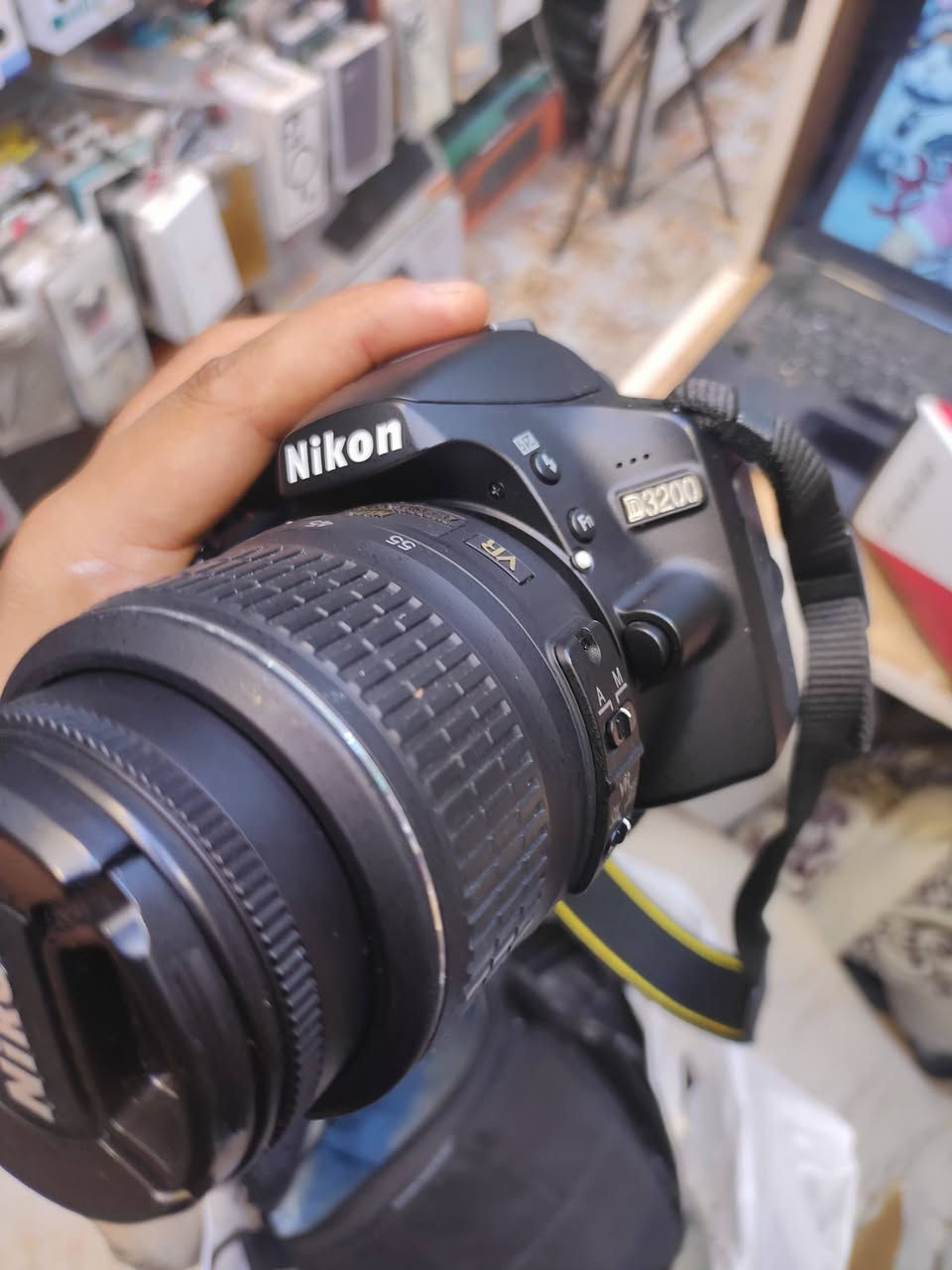 نيكون D3200 • عدسة ١٥-١٨مم • نظيفة جدا