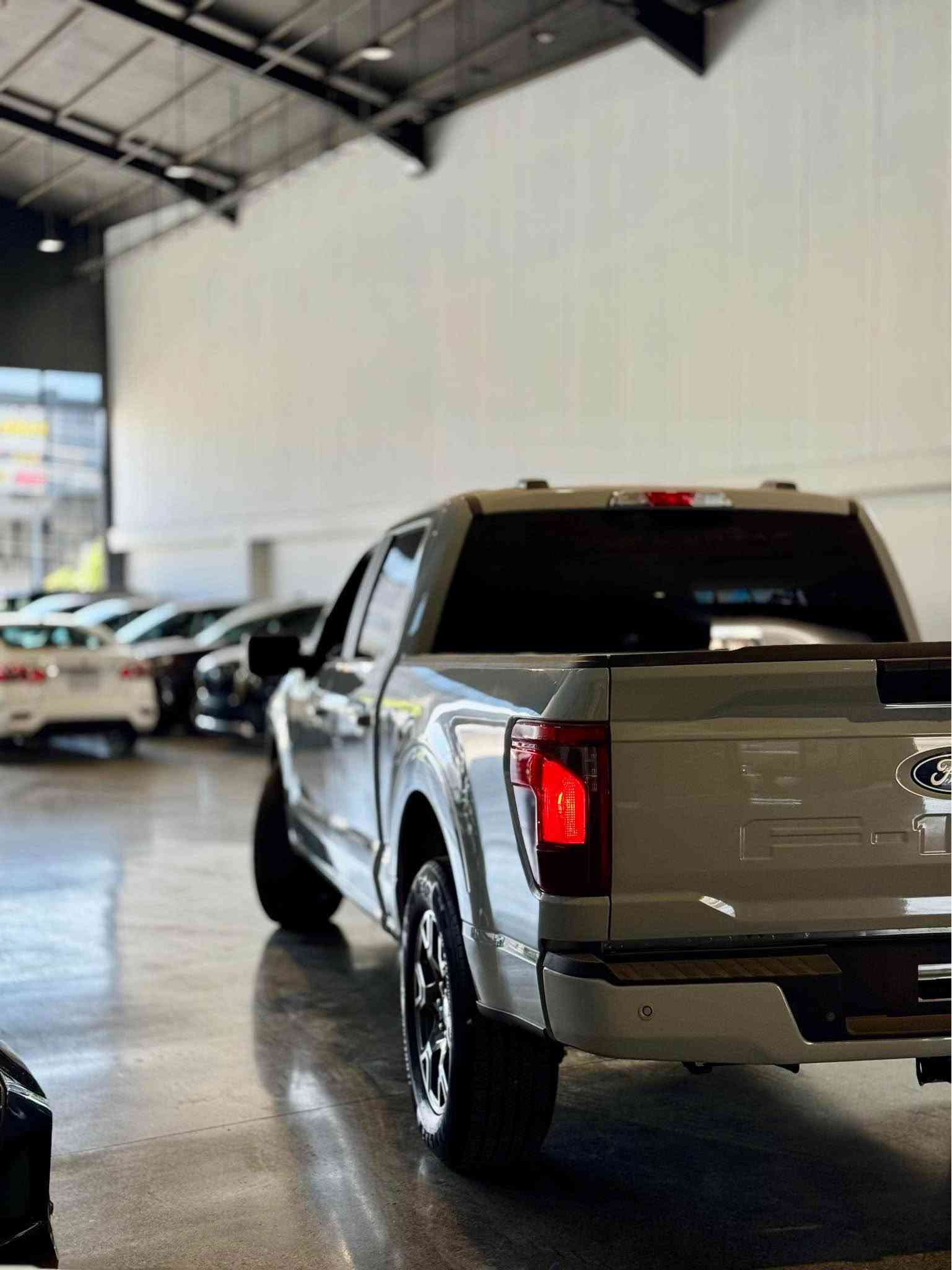 FORD F150 2024 STX 
تاک ئەکسل ڕۆنگی چیمەنتۆیی هەردو چەمەلەخی پێشەوەی بۆیاخە بێ ناو گرتن بێ ئێرباگ پێشی کەپسە سەیارەکە زۆر جوانو زۆر تازەیە یەک دینار مەسرەفی تیا نیە ٣مانگ کاتی تیایە 
نرخ:٢٩٧
*********** السليمانية, العراق
